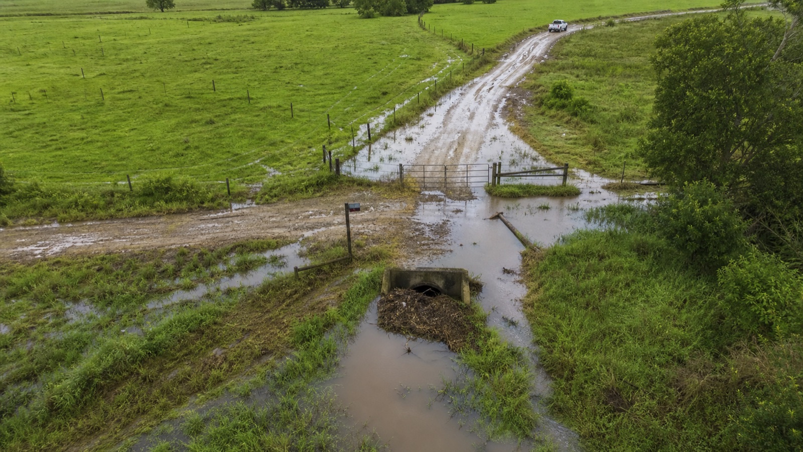 Camino rural con acumulación de agua y acceso comprometido
